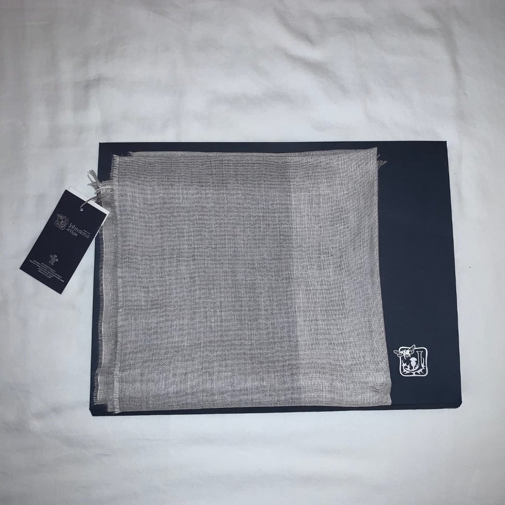 NWT Extra Fine Merino Wool Gray and White Scarf